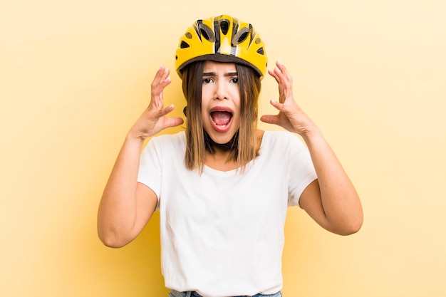 Jolie fille hispanique criant avec les mains dans le concept de vélo à air