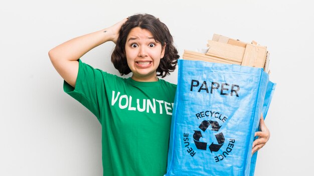 Jolie fille hispanique se sentant stressée anxieuse ou effrayée avec les mains sur le concept d'écologie de la tête