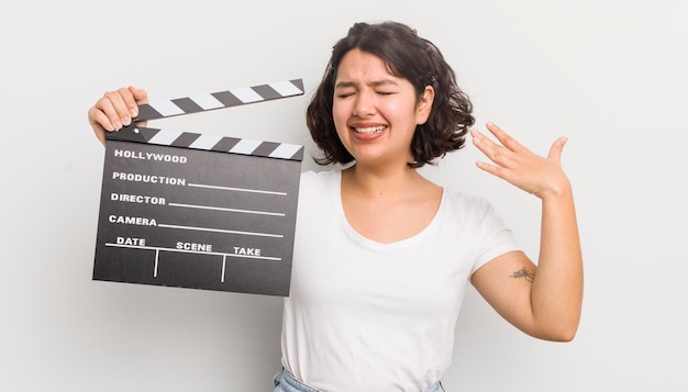 Photo jolie fille hispanique se sentant stressée concept de cinéma anxieux fatigué et frustré