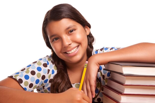 Une jolie fille hispanique souriante qui étudie