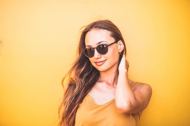 Jolie fille en jaune