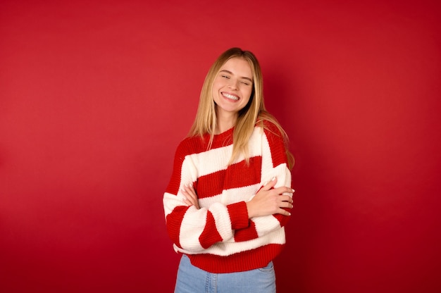 Jolie fille. Une jolie jeune fille vêtue d'un pull rouge et blanc