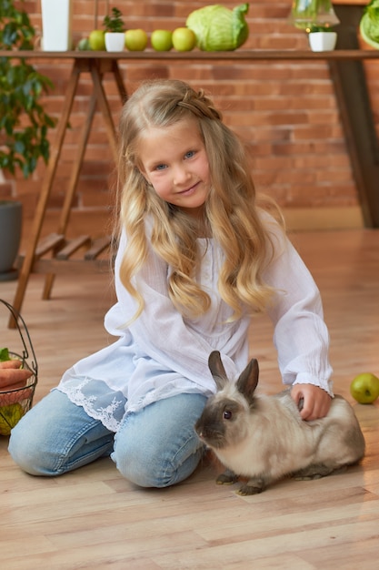 Jolie fille jouant avec le lapin