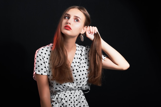 Jolie fille jouant avec ses cheveux.