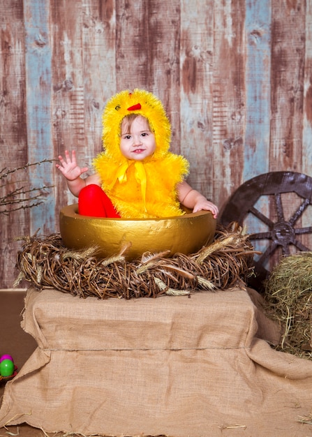 Jolie fille joue avec un vrai lapin et un canard