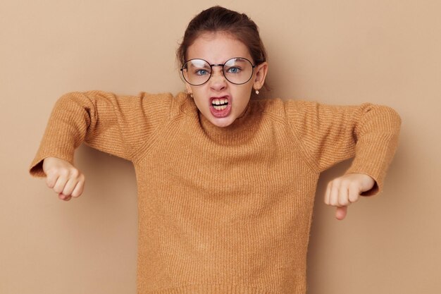 Jolie fille avec des lunettes émotions geste mains enfance inchangée