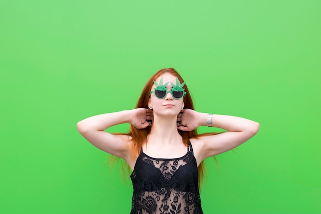 Jolie fille à lunettes de soleil drôles