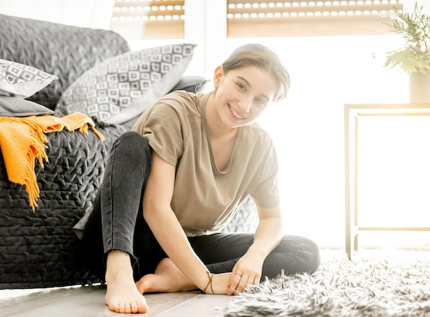 Jolie fille à la maison