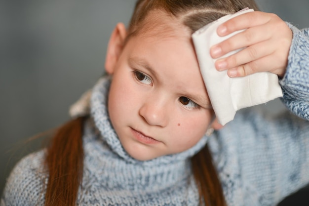 Jolie fille malade avec mal de tête