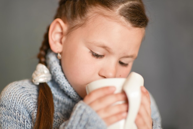 Jolie fille malade avec une tasse de rea