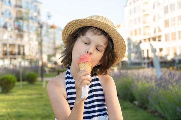 Jolie fille mange de la glace avec les yeux fermés Glace dans un cornet gaufré