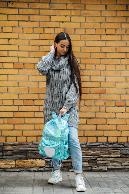 jolie fille marchant dans le parc