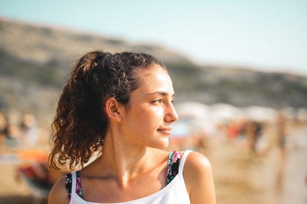 Jolie fille à la mer