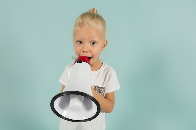 Jolie fille mignonne dans des vêtements légers tenir mégaphone