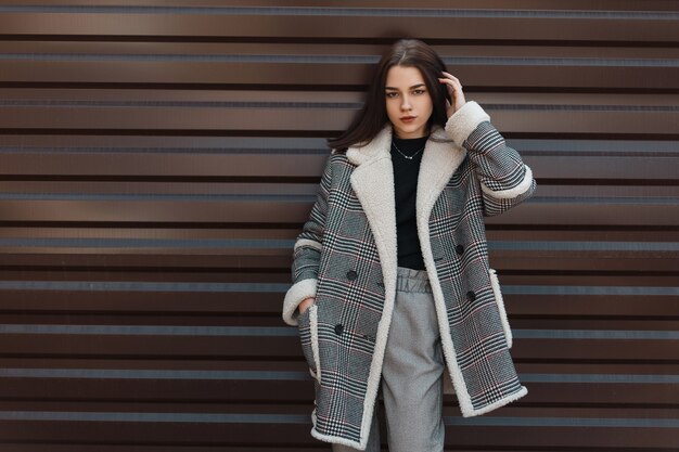 Photo jolie fille à la mode dans des vêtements de mode à l'extérieur