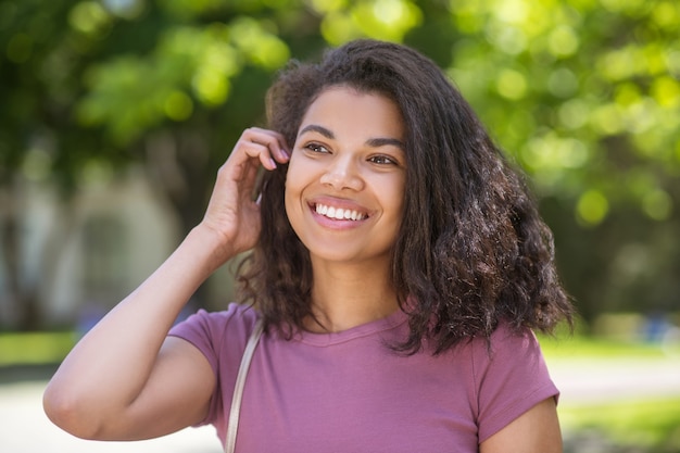 Jolie Fille. Mulâtre Mignonne Souriante En Jeans Et T-shirt Rose Dans Le Parc