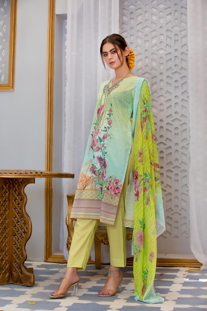 Jolie fille pakistanaise montrant une robe Desi avec une attitude pour une séance photo de mode