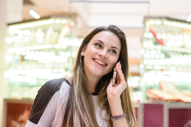 Jolie fille parlant au téléphone.