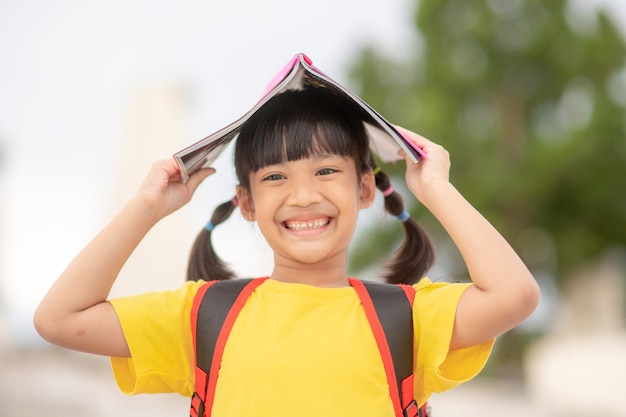 Jolie fille La petite fille est contente du livre