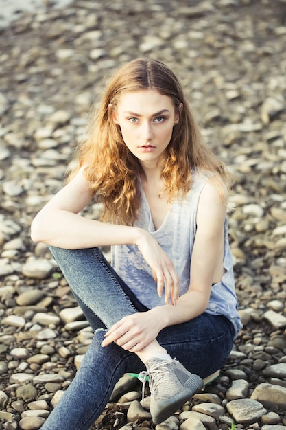 Jolie fille sur la plage de galets