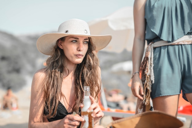 Jolie fille sur la plage