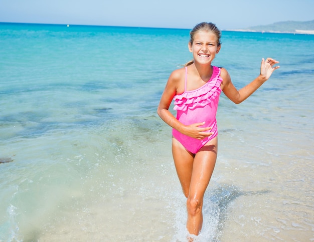 Jolie fille sur la plage