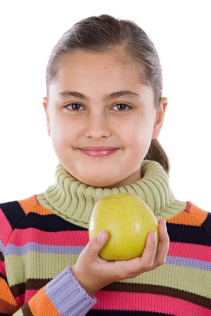 Jolie fille avec une pomme sur un fond blanc