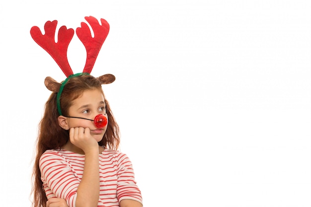 Jolie fille portant des bois de Noël et nez rouge