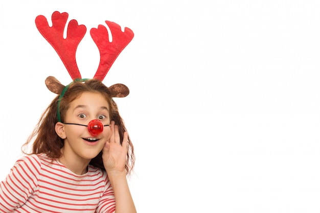 Jolie fille portant des bois de Noël et nez rouge