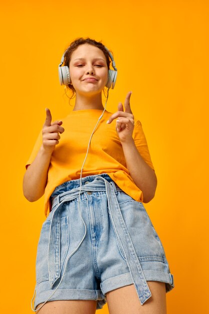 Jolie fille portant un casque short en jean gros plan émotions mode de vie inchangé