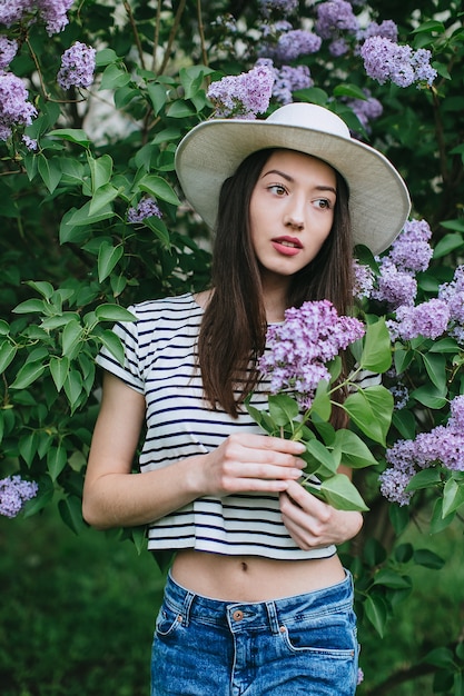 jolie fille posant avec un chapeau