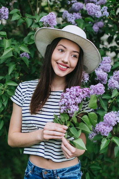 jolie fille posant avec un chapeau