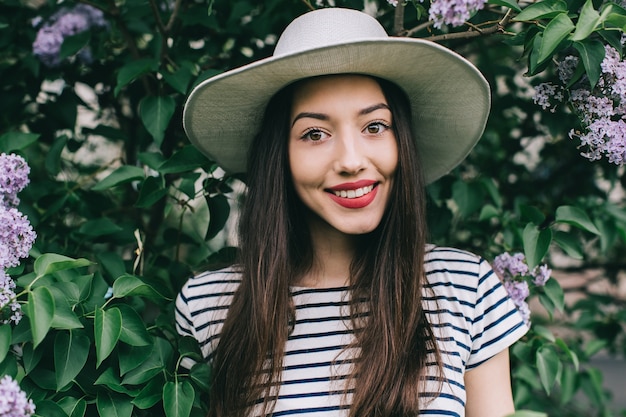 jolie fille posant avec un chapeau