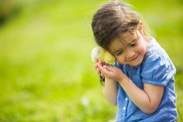 Jolie fille avec le poulet