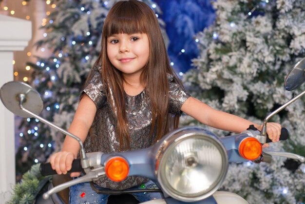 jolie fille pour Noël près de l'arbre de Noël