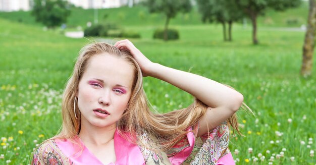 Jolie fille sur un pré