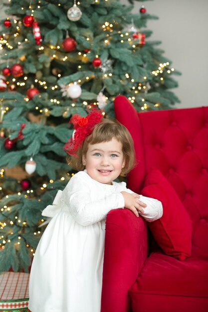 Jolie fille près de l'arbre de Noël