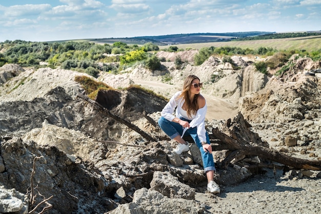 Jolie fille profiter d'une chaude journée d'été près de la falaise de sable, mode de vie