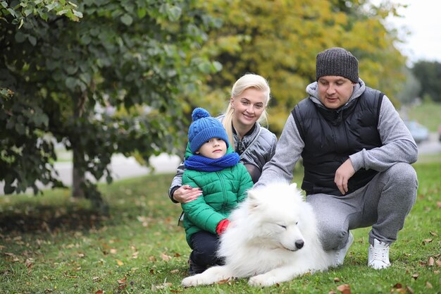 Jolie fille en promenade avec un beau chien