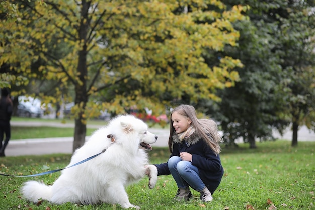 Jolie fille en promenade avec un beau chien