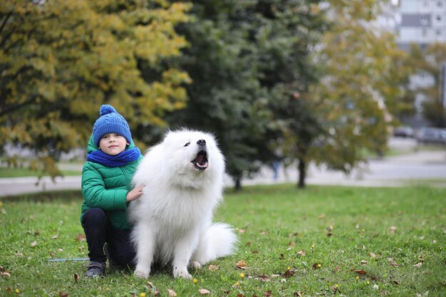 Jolie fille en promenade avec un beau chien