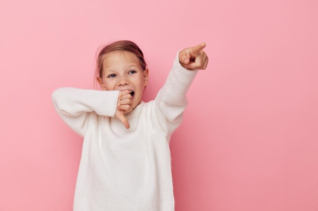 Jolie fille pull blanc posant amusant enfance inchangée