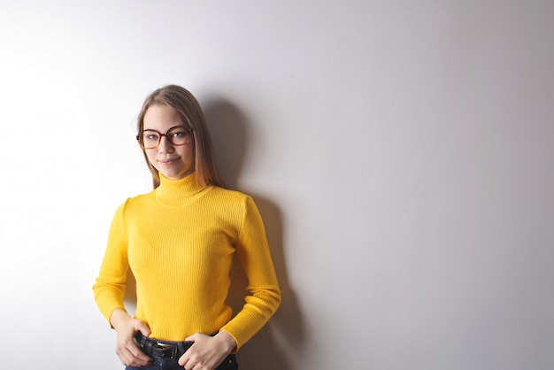 jolie fille en pull jaune