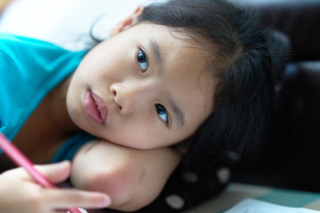 Une jolie fille qui détourne les yeux.