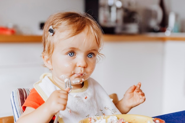 Une jolie fille qui mange à la maison.