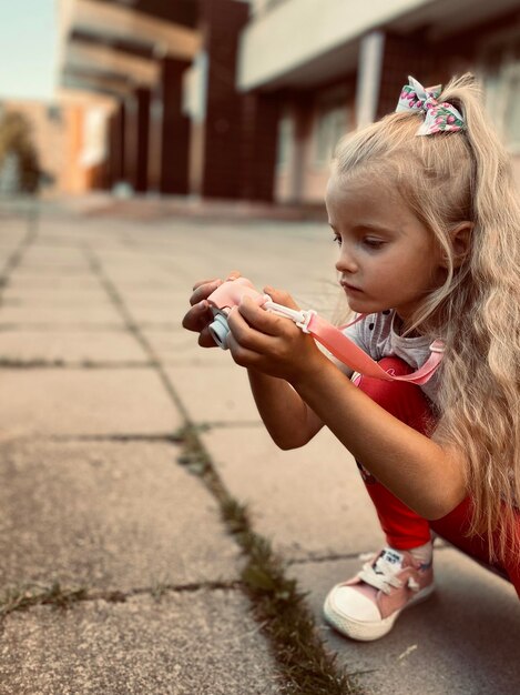 Photo une jolie fille qui regarde la caméra.