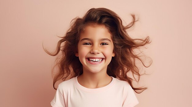 Une jolie fille qui rit isolée sur le fond minimaliste de couleur pastel