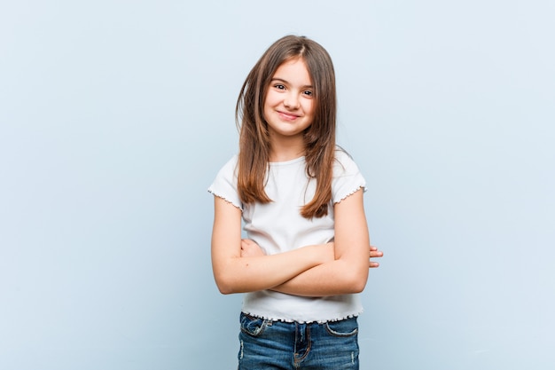 Jolie fille qui se sent confiante, croisant les bras avec détermination.