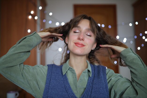 Jolie fille redresse ses cheveux La fille jettera ses cheveux sur les côtés Fille sur un bokeh