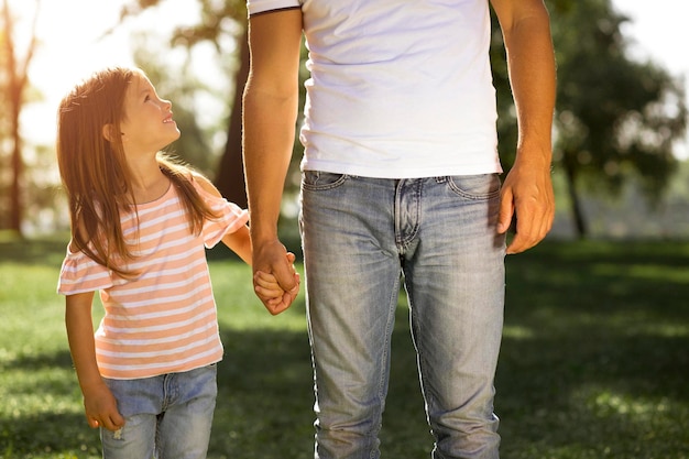 Jolie fille regardant son père dans le parc photo recadrée